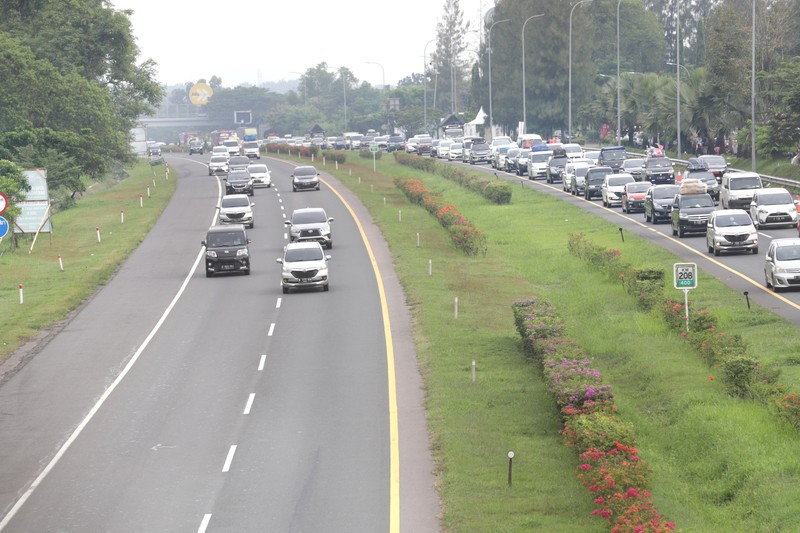 Suasana antrean kendaraan yang akan melakukan transaksi di Gerbang Tol Cikampek Utama 1, Kebupaten Purwakarta, Jawa Barat, Jumat (29/4/2022). (CNBC Indonesia/Tri Susilo)