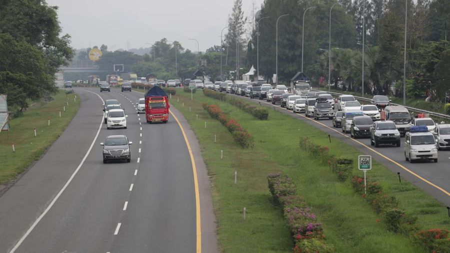 Suasana antrean kendaraan yang akan melakukan transaksi di Gerbang Tol Cikampek Utama 1, Kebupaten Purwakarta, Jawa Barat, Jumat (29/4/2022). (CNBC Indonesia/Tri Susilo)