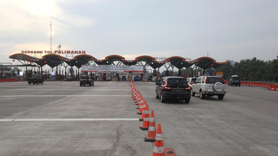 Suasana antrean kendaraan yang akan melakukan transaksi di Gerbang Tol Cikampek Utama 1, Kebupaten Purwakarta, Jawa Barat, Jumat (29/4/2022). (CNBC Indonesia/Tri Susilo)