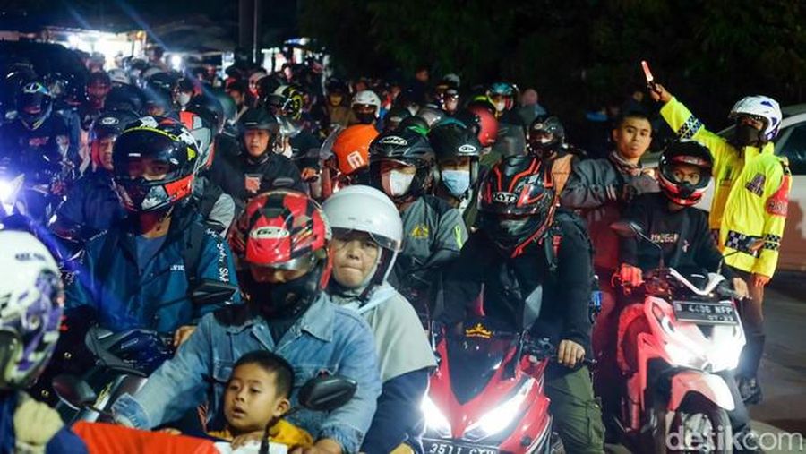 Pemotor memadati Pelabuhan Merak, Banten, di puncak arus mudik, Sabtu (30/4) dini hari. Ramainya pemudik motor ini bak 'lautan' kendaraan. (Andhika Prasetya/Detikcom)