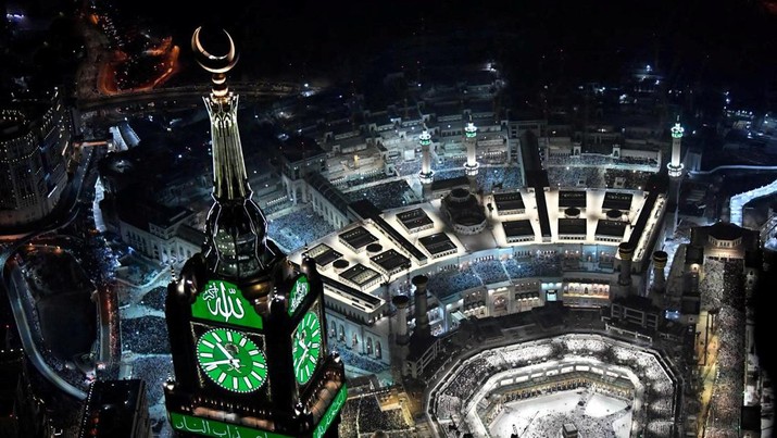 RELIGION-RAMADAN/SAUDI Muslims perform evening prayers during the holy month of Ramadan in the Grand Mosque in the holy city of Mecca, Saudi Arabia, April 29, 2022. Picture taken April 29, 2022. Saudi Press Agency/Handout via REUTERS ATTENTION EDITORS - THIS PICTURE WAS PROVIDED BY A THIRD PARTY TPX IMAGES OF THE DAY