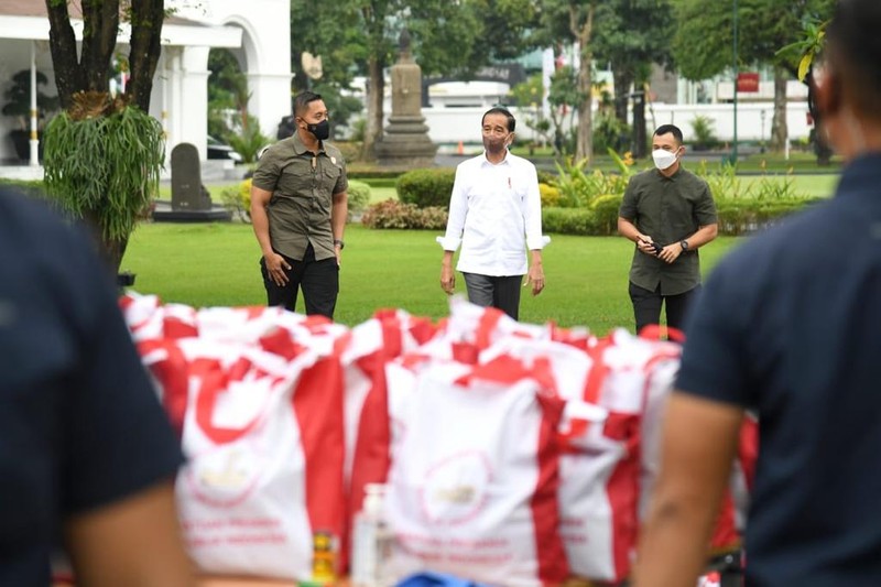 Tiba di Yogyakarta, Presiden Jokowi Bagikan Sembako untuk Masyarakat. (Biro Pers Sekretariat Presiden RI)