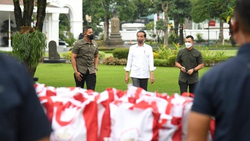 Tiba di Yogyakarta, Presiden Jokowi Bagikan Sembako untuk Masyarakat. (Biro Pers Sekretariat Presiden RI)