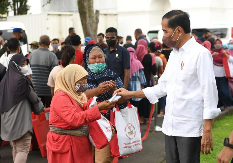 Tiba di Yogyakarta, Presiden Jokowi Bagikan Sembako untuk Masyarakat. (Biro Pers Sekretariat Presiden RI)
