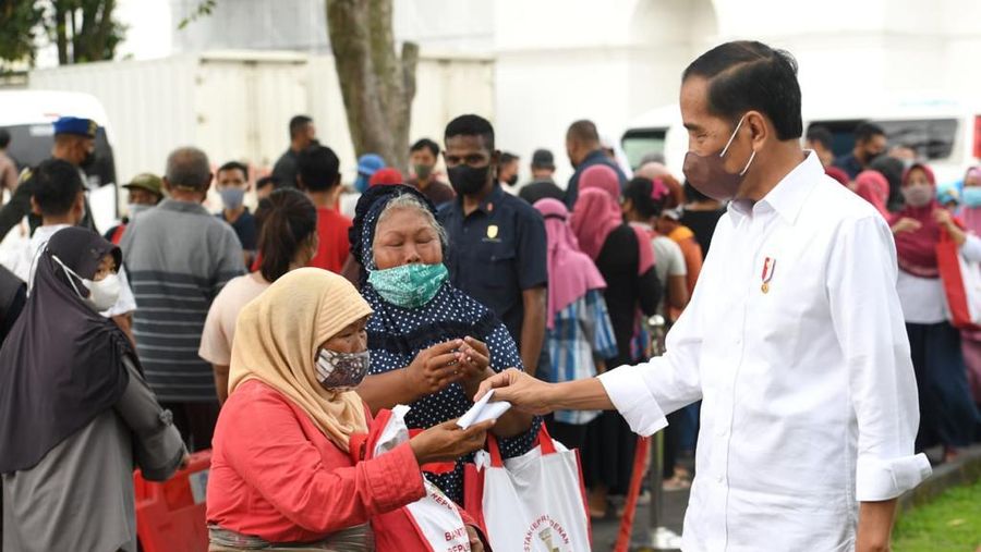 Tiba di Yogyakarta, Presiden Jokowi Bagikan Sembako untuk Masyarakat. (Biro Pers Sekretariat Presiden RI)