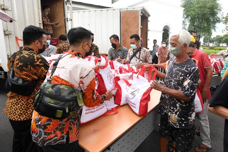Tiba di Yogyakarta, Presiden Jokowi Bagikan Sembako untuk Masyarakat. (Biro Pers Sekretariat Presiden RI)
