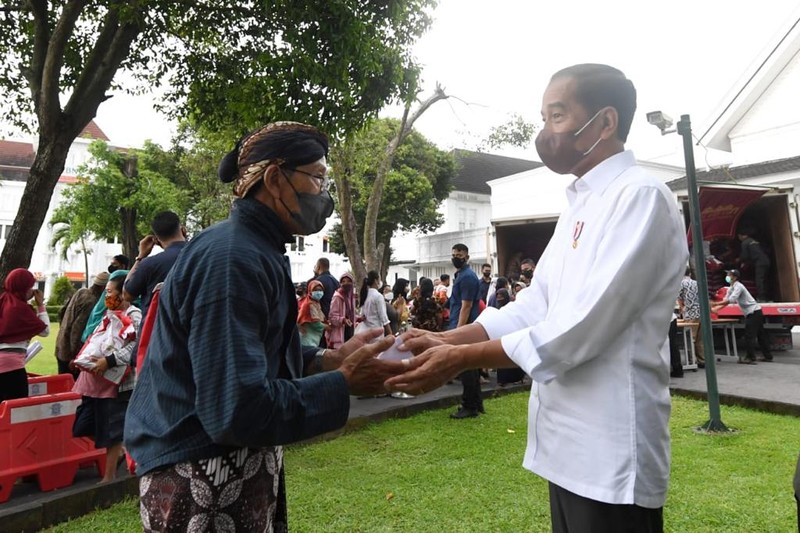 Tiba di Yogyakarta, Presiden Jokowi Bagikan Sembako untuk Masyarakat. (Biro Pers Sekretariat Presiden RI)