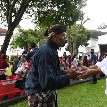 Jelang Lebaran Jokowi Sebar Sembako ke Warga Jogja