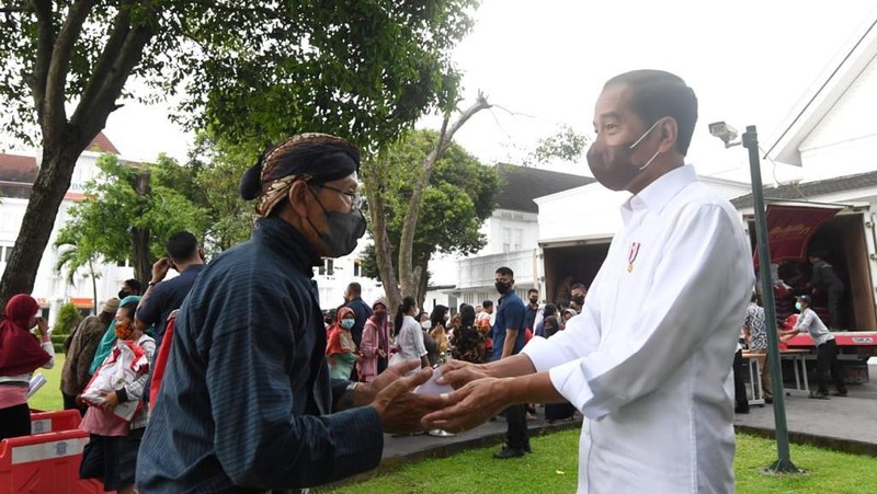 Tiba di Yogyakarta, Presiden Jokowi Bagikan Sembako untuk Masyarakat. (Biro Pers Sekretariat Presiden RI)