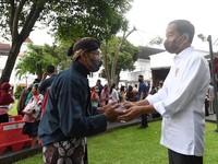 Jelang Lebaran Jokowi Sebar Sembako ke Warga Jogja