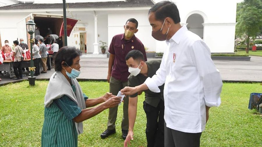 Tiba di Yogyakarta, Presiden Jokowi Bagikan Sembako untuk Masyarakat. (Biro Pers Sekretariat Presiden RI)