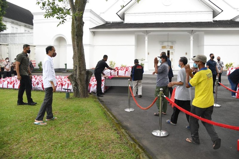 Tiba di Yogyakarta, Presiden Jokowi Bagikan Sembako untuk Masyarakat. (Biro Pers Sekretariat Presiden RI)