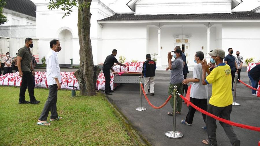 Tiba di Yogyakarta, Presiden Jokowi Bagikan Sembako untuk Masyarakat. (Biro Pers Sekretariat Presiden RI)