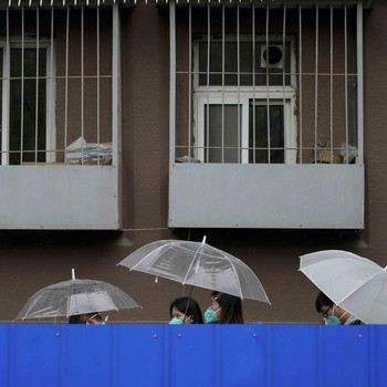 Shanghai China Tutup Akses Perumahan dengan Tembok Seng