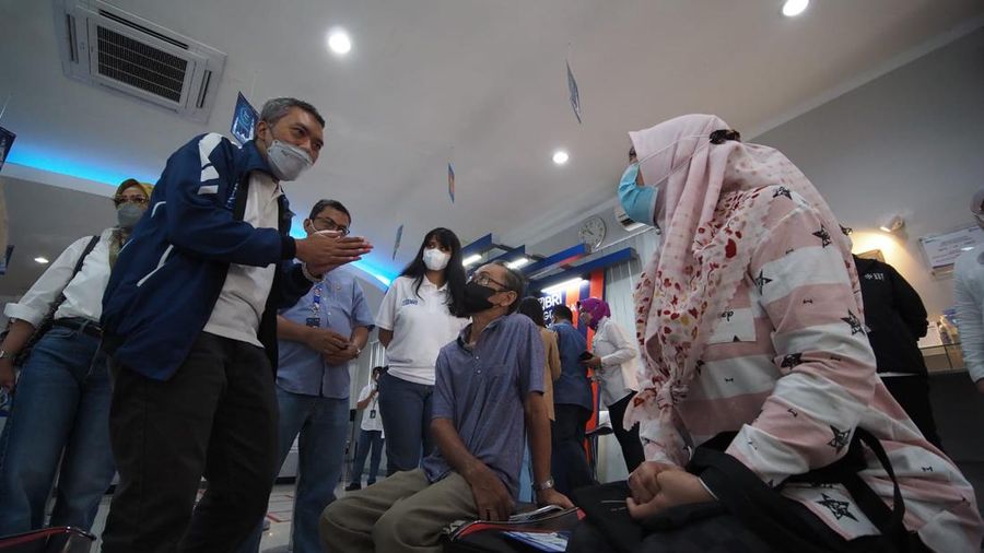 Direktur Jaringan dan Layanan BRI Andrijanto meninjau beberapa layanan terbatas dan e-channel BRI di beberapa Kantor Cabang BRI di Jakarta, Sabtu (30/4).