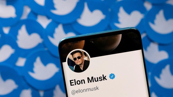 ELON MUSK-M&A/TWITTER Elon Musk's Twitter profile is seen on a smartphone placed on printed Twitter logos in this picture illustration taken April 28, 2022. REUTERS/Dado Ruvic/Illustration