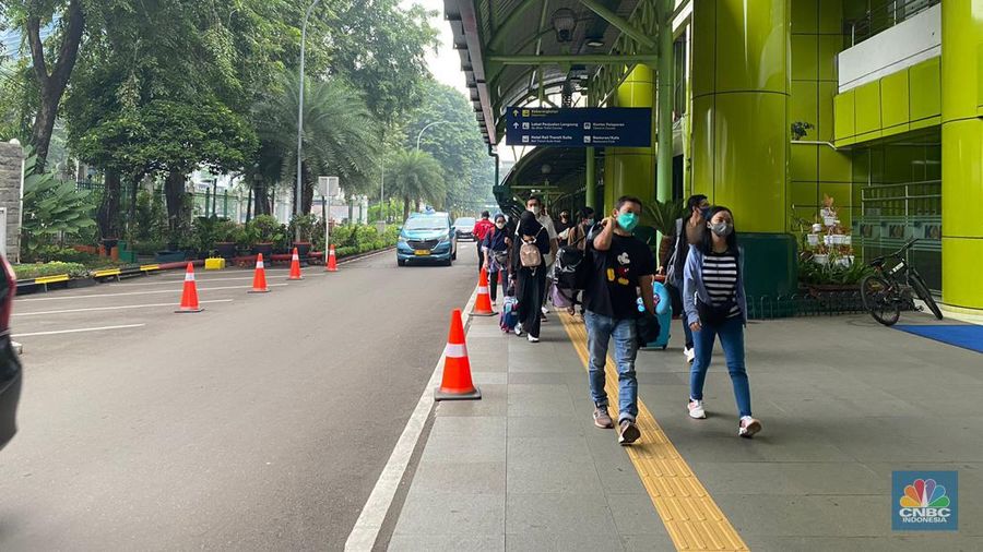 H-1 Lebaran, Stasiun Gambir Masih Ramai Pemudik (CNBC Indonesia/Novina Putri)