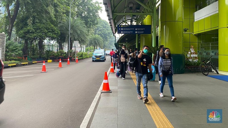 H-1 Lebaran, Stasiun Gambir Masih Ramai Pemudik (CNBC Indonesia/Novina Putri)
