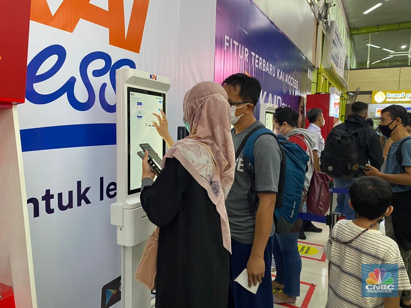 H-1 Lebaran, Stasiun Gambir Masih Ramai Pemudik (CNBC Indonesia/Novina Putri)