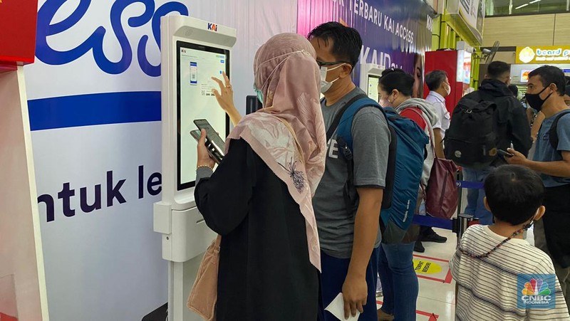 H-1 Lebaran, Stasiun Gambir Masih Ramai Pemudik (CNBC Indonesia/Novina Putri)