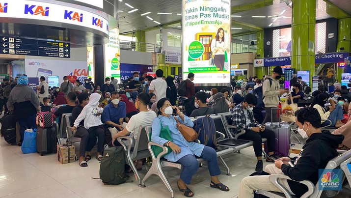 H-1 Lebaran, Stasiun Gambir Masih Ramai Pemudik (CNBC Indonesia/Novina Putri)
