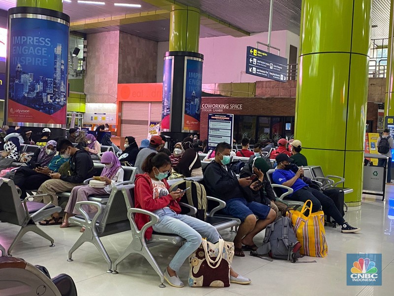 H-1 Lebaran, Stasiun Gambir Masih Ramai Pemudik (CNBC Indonesia/Novina Putri) H-1 Lebaran, Stasiun Gambir Masih Ramai Pemudik (CNBC Indonesia/Novina Putri)