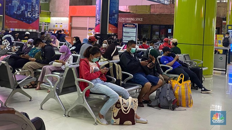 H-1 Lebaran, Stasiun Gambir Masih Ramai Pemudik (CNBC Indonesia/Novina Putri)