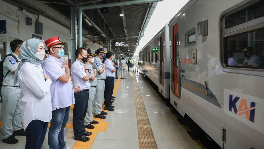 Jajaran Kementerian BUMN melepas peserta mudik dalam program “Mudik Aman Mudik Sehat Bersama BUMN 2022 di Stasiun Pasar Senen, Jumat (29/4).