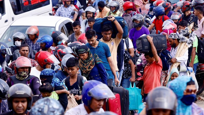 RELIGION-EID/BANGLADESH People get into ferries at Bangladesh Inland Water Transport Corporation (BIWTC) Shimulia Ferry Ghat to go home ahead of Eid al-fitr, in Munshiganj, Bangladesh, April 29, 2022. REUTERS/Mohammad Ponir Hossain