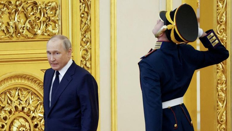 Russian President Vladimir Putin walks past a guard during a ceremony honoring the country's Olympians and Paralympians at the Kremlin in Moscow, Russia, April 26. REUTERS/Maxim Shemetov