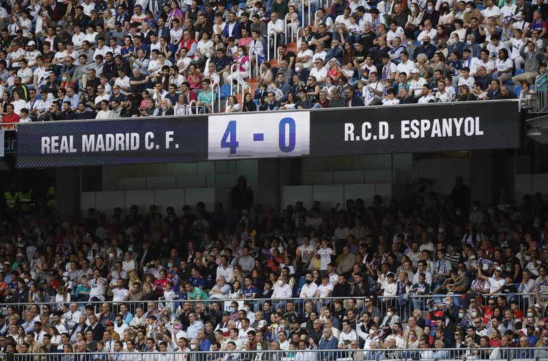 SOCCER-SPAIN-MAD-ESY/REPORT Soccer Football - LaLiga - Real Madrid v Espanyol - Santiago Bernabeu, Madrid, Spain - April 30, 2022 Real Madrid team members celebrate with the trophy after winning LaLiga REUTERS/Susana Vera
