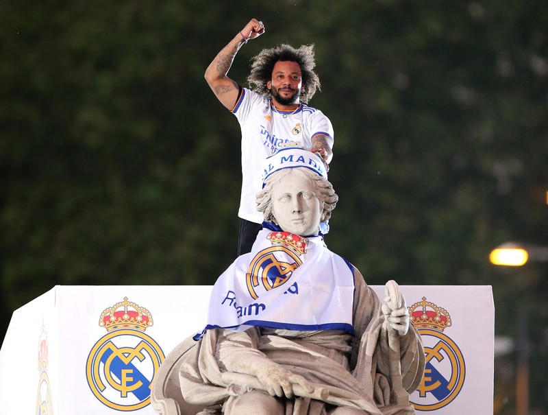 SOCCER-SPAIN-MAD-ESY/REPORT Soccer Football - LaLiga - Real Madrid v Espanyol - Santiago Bernabeu, Madrid, Spain - April 30, 2022 Real Madrid team members celebrate with the trophy after winning LaLiga REUTERS/Susana Vera