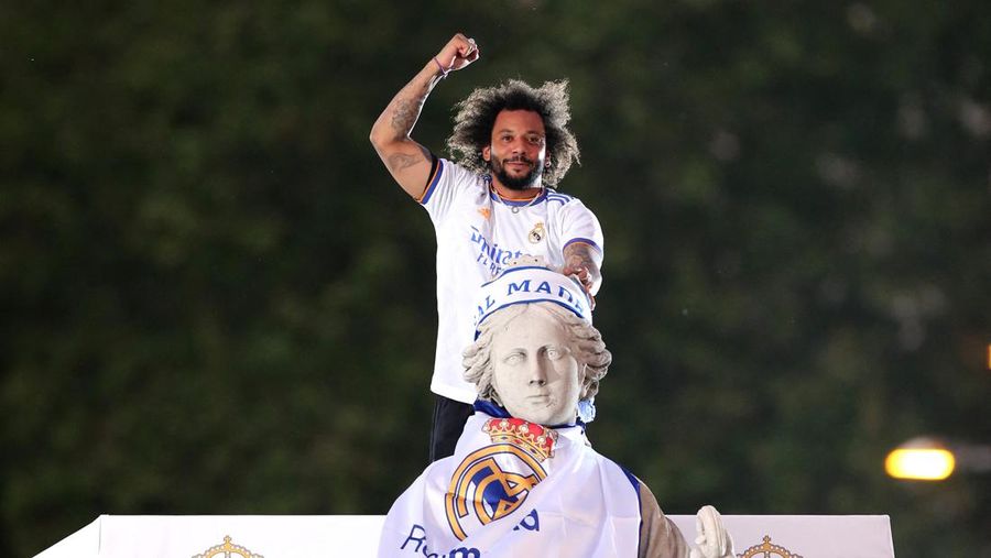 Soccer Football - LaLiga - Real Madrid v Espanyol - Santiago Bernabeu, Madrid, Spain - April 30, 2022 Real Madrid team members celebrate with the trophy after winning LaLiga REUTERS/Susana Vera