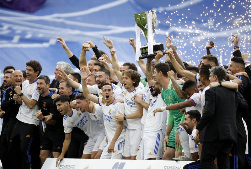 SOCCER-SPAIN-MAD-ESY/REPORT Soccer Football - LaLiga - Real Madrid v Espanyol - Santiago Bernabeu, Madrid, Spain - April 30, 2022 Real Madrid team members celebrate with the trophy after winning LaLiga REUTERS/Susana Vera