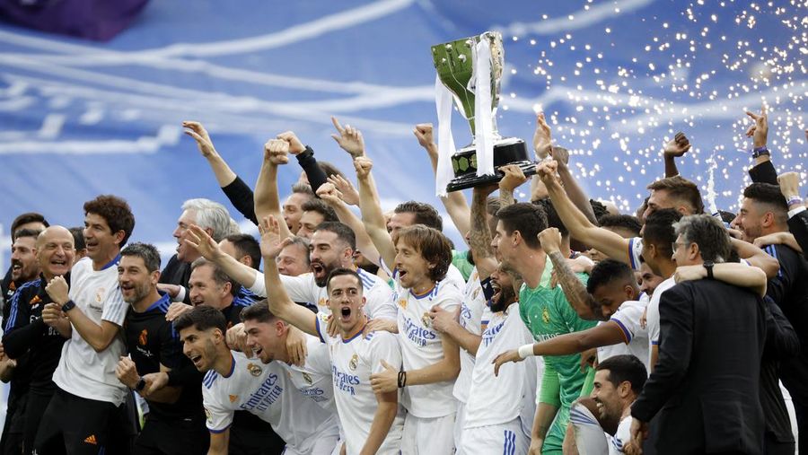 Soccer Football - LaLiga - Real Madrid v Espanyol - Santiago Bernabeu, Madrid, Spain - April 30, 2022 Real Madrid team members celebrate with the trophy after winning LaLiga REUTERS/Susana Vera