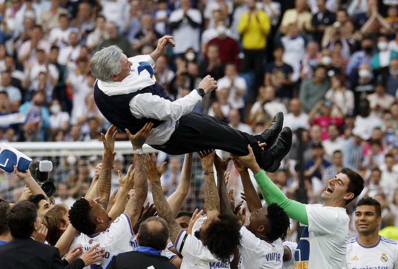 Soccer Football - LaLiga - Real Madrid v Espanyol - Santiago Bernabeu, Madrid, Spain - April 30, 2022 Real Madrid team members celebrate with the trophy after winning LaLiga REUTERS/Susana Vera