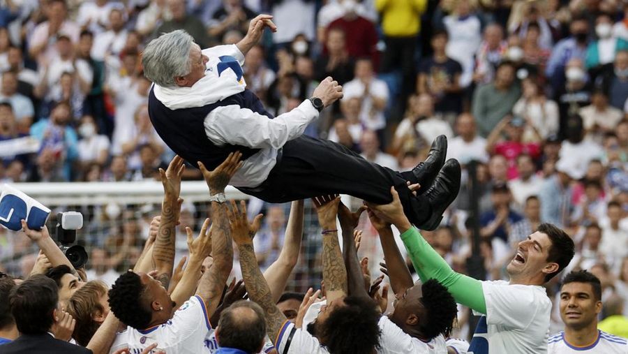 Soccer Football - LaLiga - Real Madrid v Espanyol - Santiago Bernabeu, Madrid, Spain - April 30, 2022 Real Madrid team members celebrate with the trophy after winning LaLiga REUTERS/Susana Vera