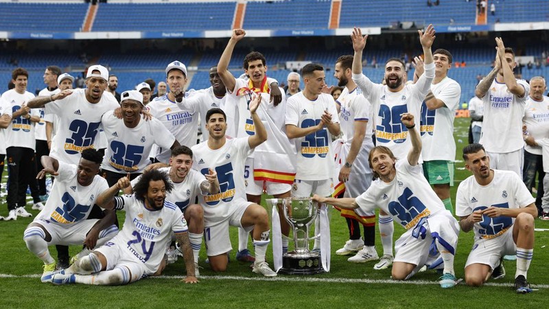 Soccer Football - LaLiga - Real Madrid v Espanyol - Santiago Bernabeu, Madrid, Spain - April 30, 2022 Real Madrid team members celebrate with the trophy after winning LaLiga REUTERS/Susana Vera