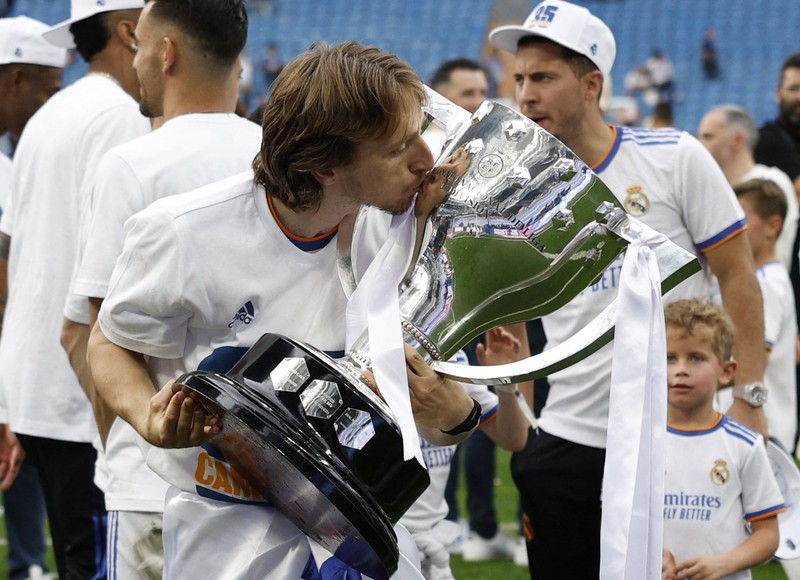 Soccer Football - LaLiga - Real Madrid v Espanyol - Santiago Bernabeu, Madrid, Spain - April 30, 2022 Real Madrid team members celebrate with the trophy after winning LaLiga REUTERS/Susana Vera