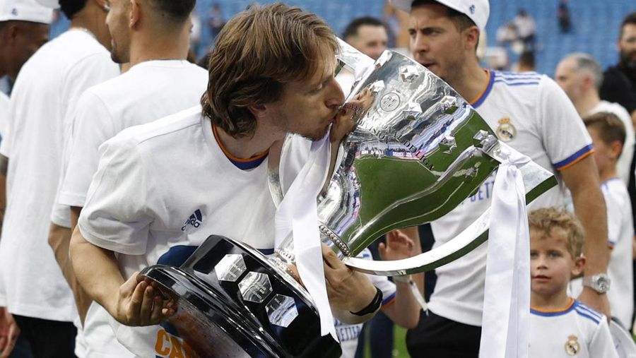 Soccer Football - LaLiga - Real Madrid v Espanyol - Santiago Bernabeu, Madrid, Spain - April 30, 2022 Real Madrid team members celebrate with the trophy after winning LaLiga REUTERS/Susana Vera