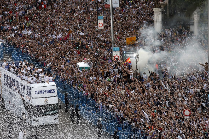 SOCCER-SPAIN-MAD-ESY/REPORT Soccer Football - LaLiga - Real Madrid v Espanyol - Santiago Bernabeu, Madrid, Spain - April 30, 2022 Real Madrid team members celebrate with the trophy after winning LaLiga REUTERS/Susana Vera
