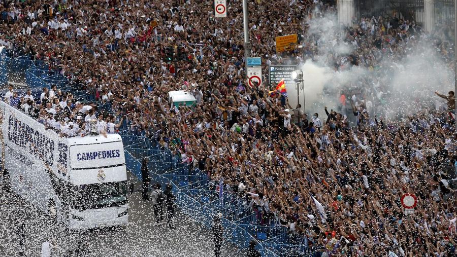 Soccer Football - LaLiga - Real Madrid v Espanyol - Santiago Bernabeu, Madrid, Spain - April 30, 2022 Real Madrid team members celebrate with the trophy after winning LaLiga REUTERS/Susana Vera