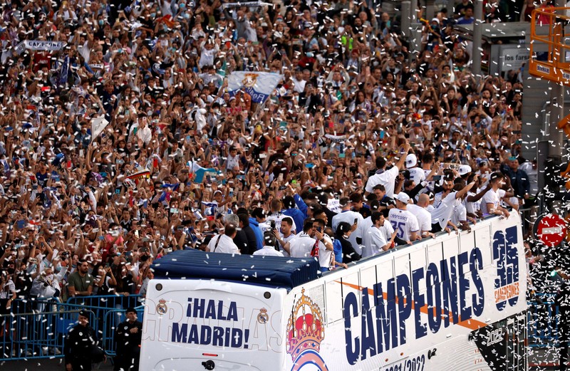 SOCCER-SPAIN-MAD-ESY/REPORT Soccer Football - LaLiga - Real Madrid v Espanyol - Santiago Bernabeu, Madrid, Spain - April 30, 2022 Real Madrid team members celebrate with the trophy after winning LaLiga REUTERS/Susana Vera