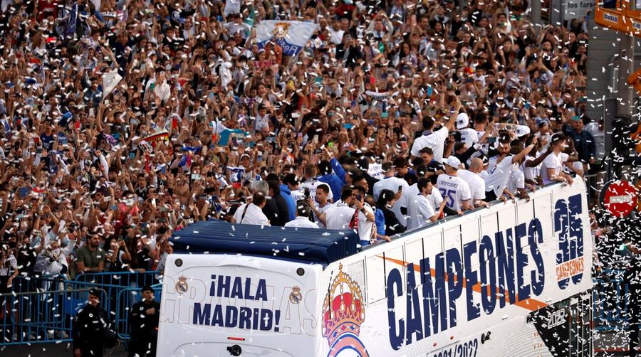 Soccer Football - Real Madrid fans celebrate winning LaLiga - Madrid, Spain - April 30, 2022 Real Madrid players celebrate winning LaLiga on top of the bus with fans at Cibeles fountain in Madrid REUTERS/Susana Vera TPX IMAGES OF THE DAY