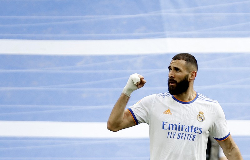 SOCCER-SPAIN-MAD-ESY/REPORT Soccer Football - LaLiga - Real Madrid v Espanyol - Santiago Bernabeu, Madrid, Spain - April 30, 2022 Real Madrid team members celebrate with the trophy after winning LaLiga REUTERS/Susana Vera