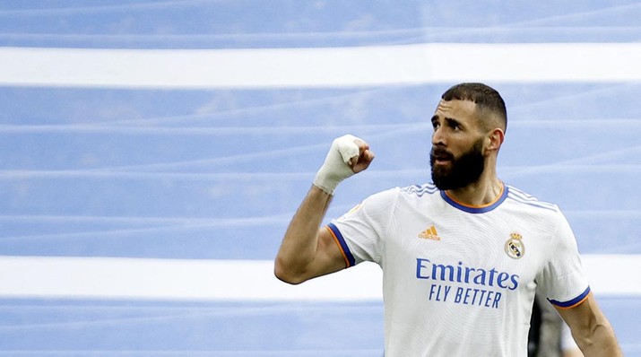 SOCCER-SPAIN-MAD-ESY/REPORT Soccer Football - LaLiga - Real Madrid v Espanyol - Santiago Bernabeu, Madrid, Spain - April 30, 2022 Real Madrid's Karim Benzema celebrates scoring their fourth goal REUTERS/Juan Medina