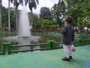 Meresahkan! Sejoli Mesum di Taman di Depan Anak Kecil