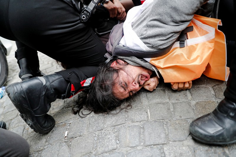 Petugas kepolisian menahan seorang pengunjuk rasa yang menggelar unjuk rasa May Day di Lapangan Taksim di Istanbul, Turki, Minggu (1/5/2022). (REUTERS/Kemal Aslan)