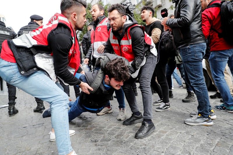 Petugas kepolisian menahan seorang pengunjuk rasa yang menggelar unjuk rasa May Day di Lapangan Taksim di Istanbul, Turki, Minggu (1/5/2022). (REUTERS/Kemal Aslan)