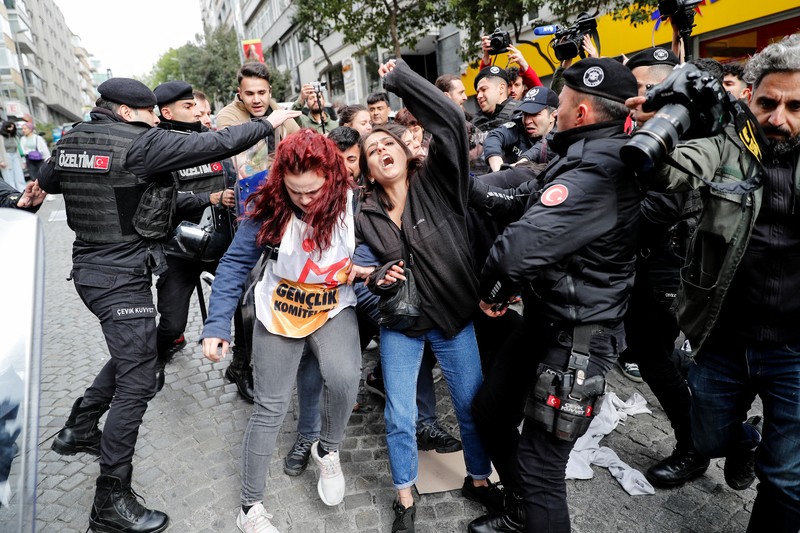 Petugas kepolisian menahan seorang pengunjuk rasa yang menggelar unjuk rasa May Day di Lapangan Taksim di Istanbul, Turki, Minggu (1/5/2022). (REUTERS/Kemal Aslan)
